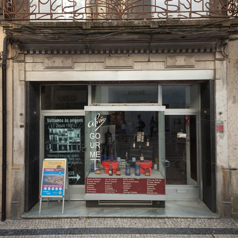 Legenda: Fachada da Casa Alv�o, na Rua de Santa Catarina, no Porto<p> Cr�ditos: �https://www.comerciocomhistoria.gov.pt/listings/casa-alvao-3393/